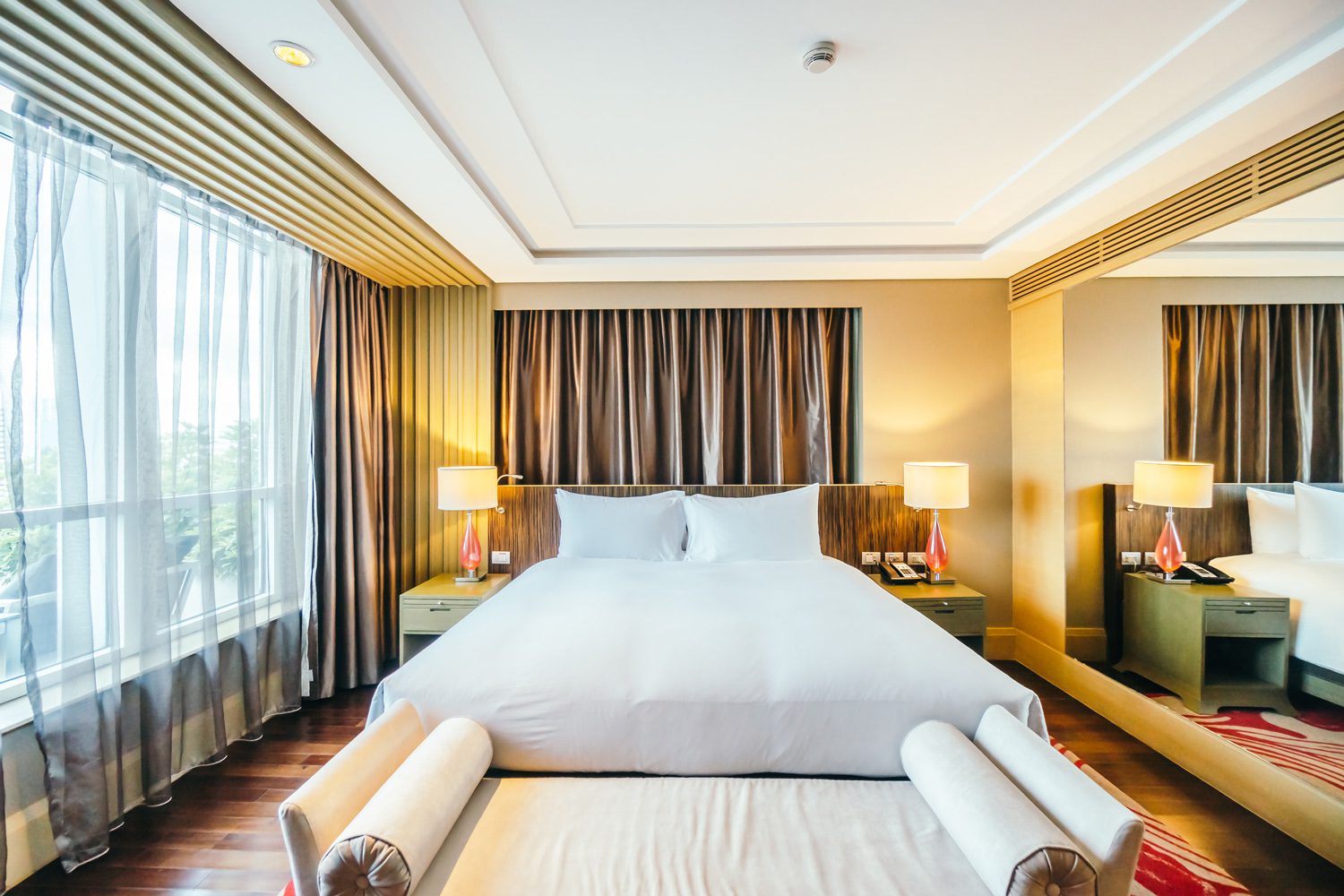 elegant-hotel-room-with-big-bed
